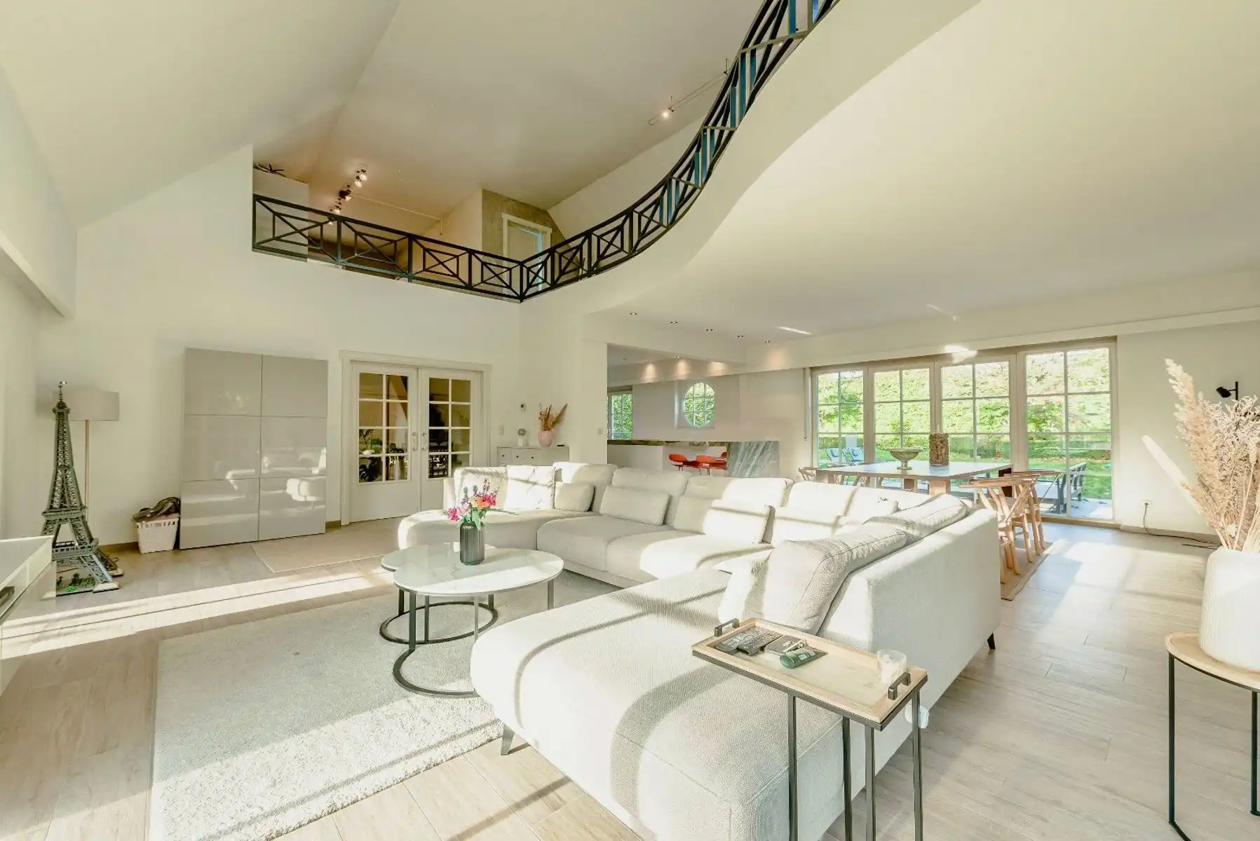 Praktisch gelegen, perfect onderhouden villa met zwembad foto 8