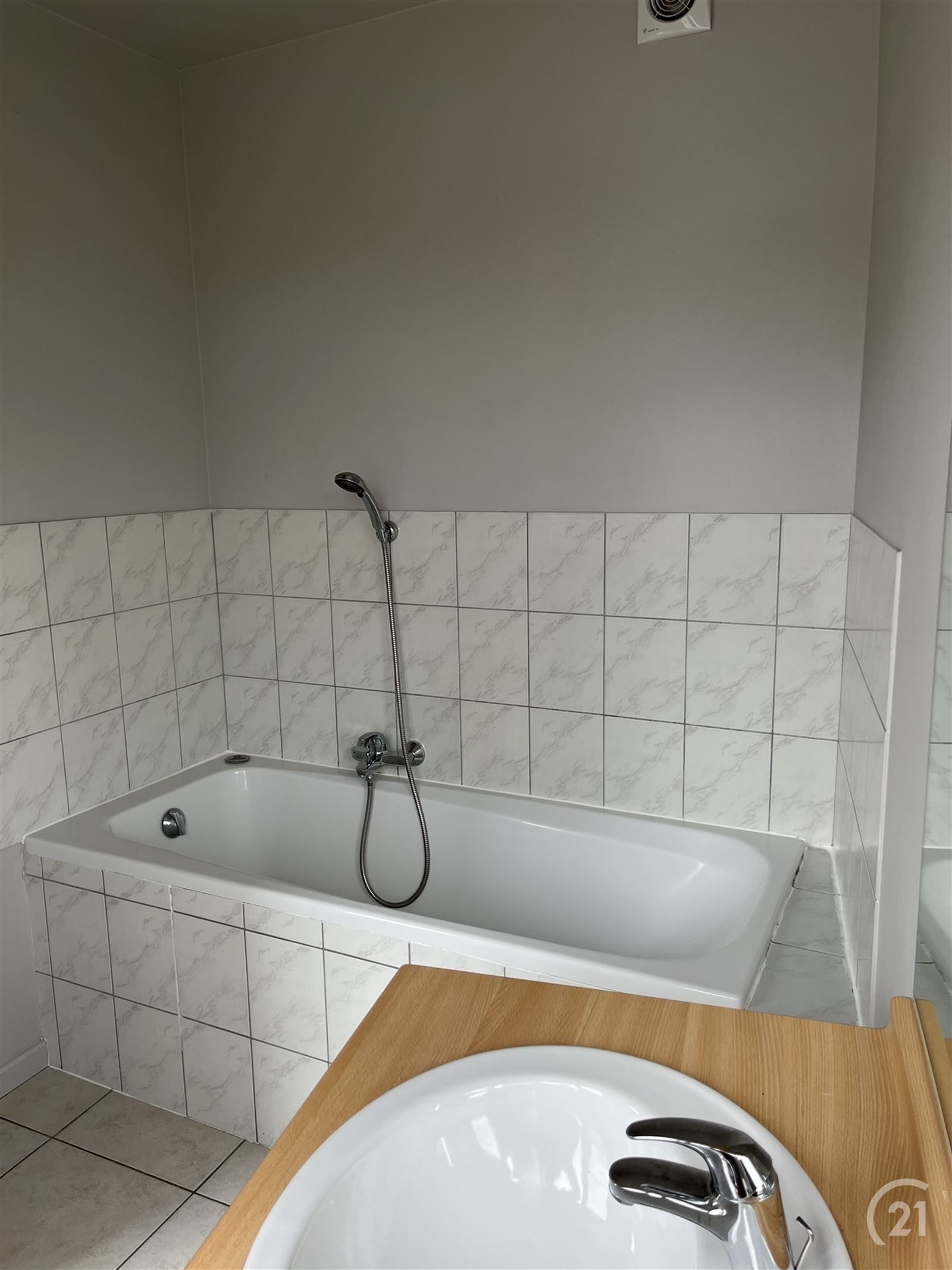 Interessante opbrengsteigendom met 2 app, bureel met opslagruimte foto 22