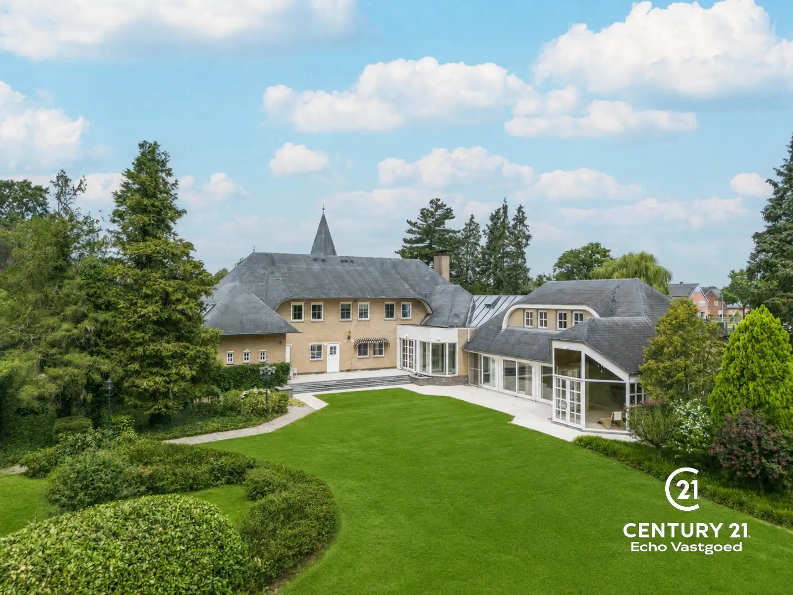 Ruime villa met kantoor, binnenzwembad, mooie tuin op 3172m² foto {{pictureIndex}}