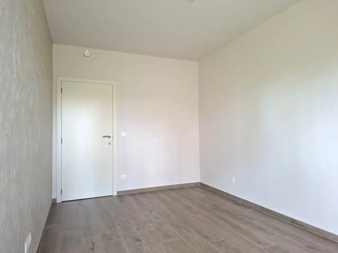 Modern en stijlvol gelijkvloers appartement net buiten Genk centrum foto 10