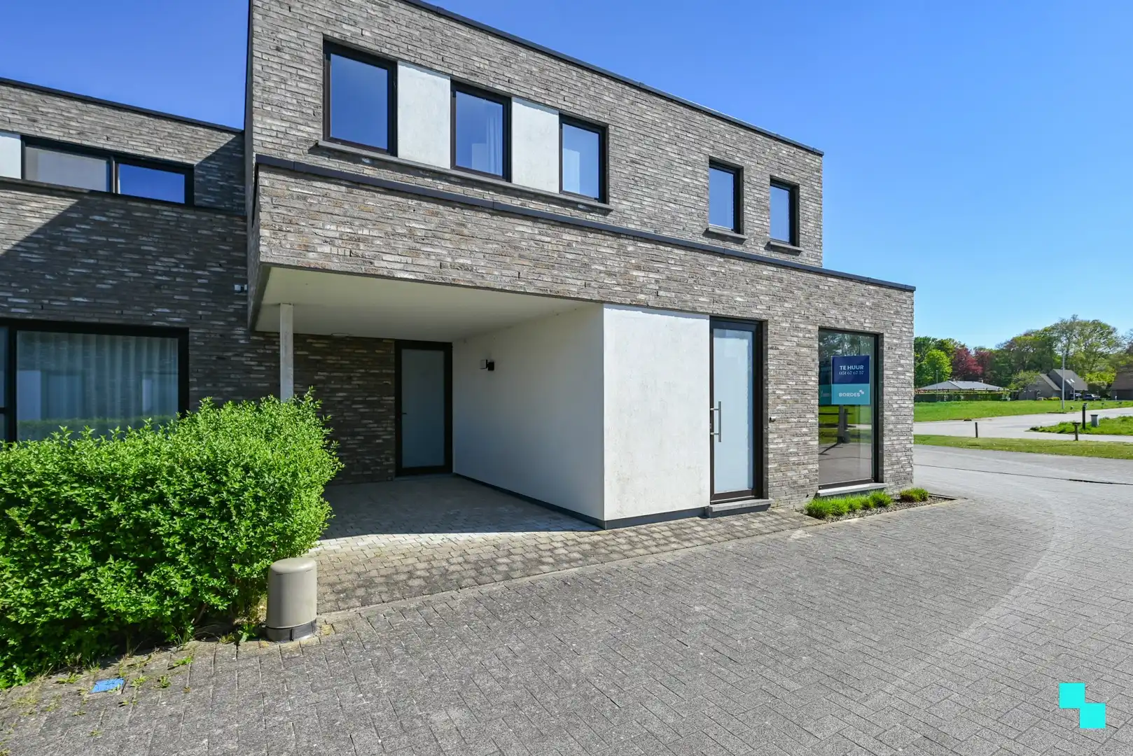 Ruime en energiezuinige nieuwbouwwoning gelegen te Izegem foto {{pictureIndex}}