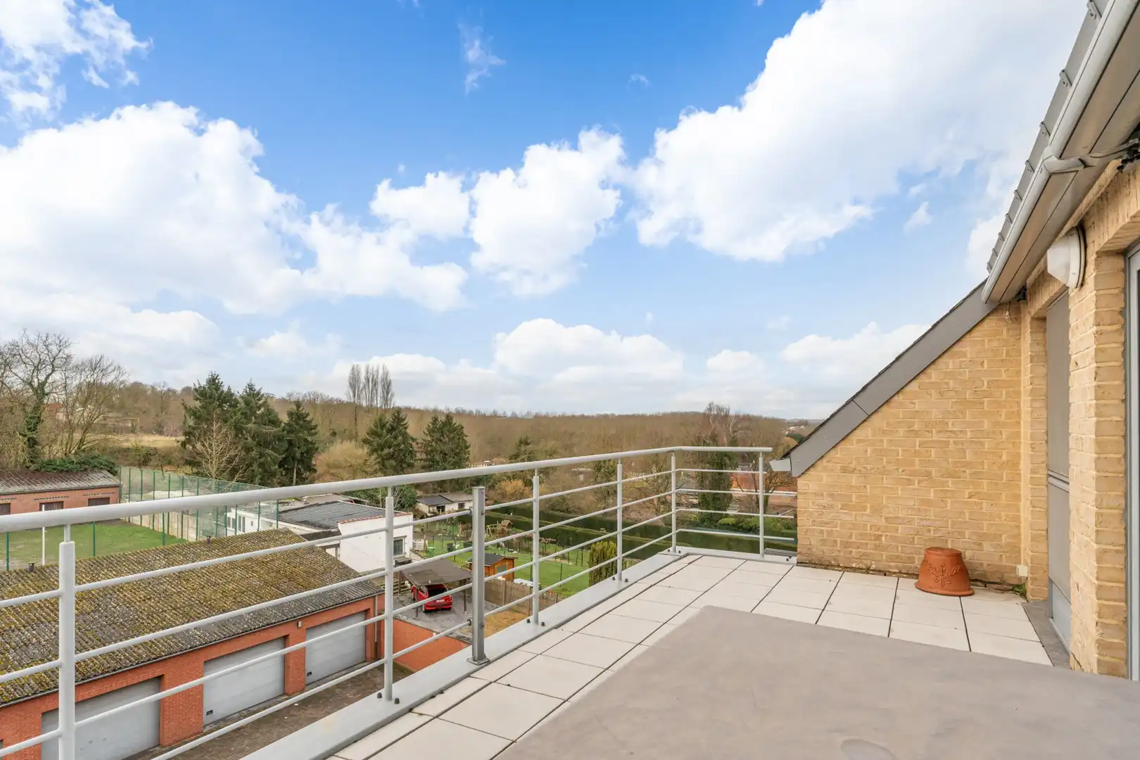 Appartement met 3 of 4 slaapkamers nabij het centrum. foto 9