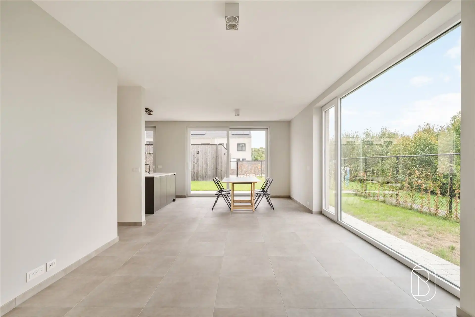 Topgelegen grote woning met 4 slk, omheinde tuin en garage. foto 9