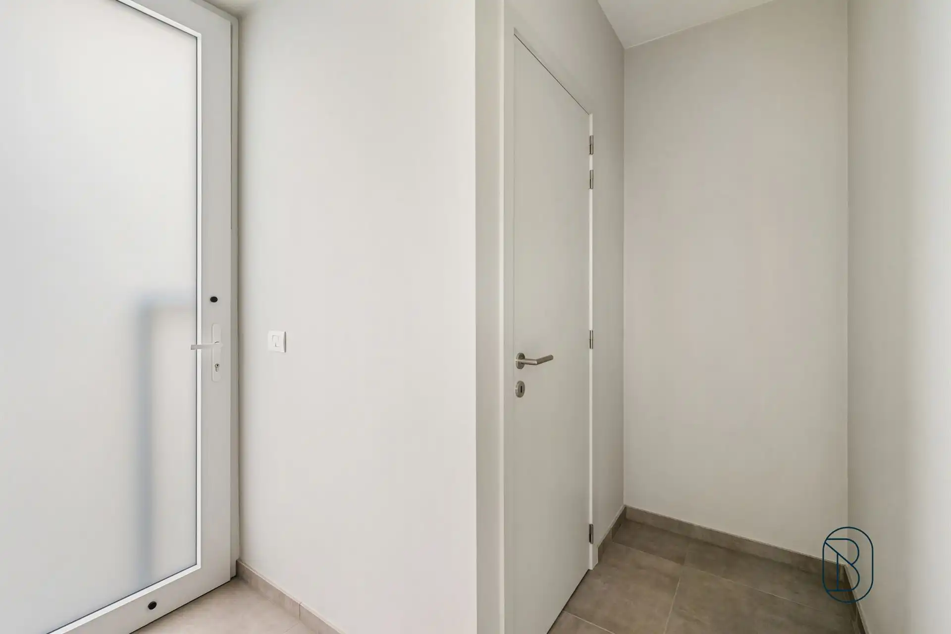 Recente halfopen bebouwing met 4 slaapkamers, tuin en garage foto 8