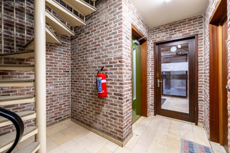 Op te knappen appartement met 3 slpks en afgesloten garage. foto 17