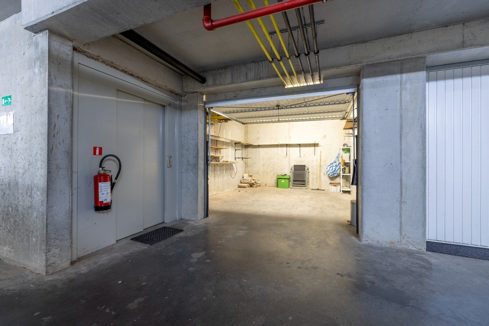 Ruim gelijkvloers 2 slk app met terras en garage foto 14