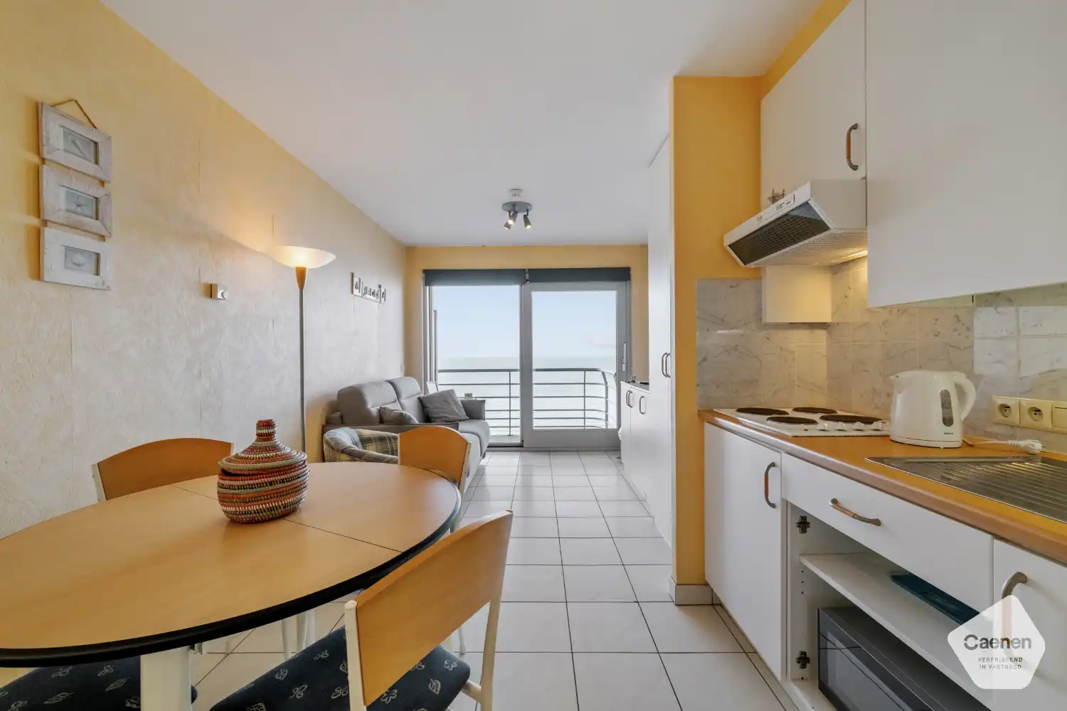 Instapklare studio met prachtig frontaal zicht op zee foto {{pictureIndex}}