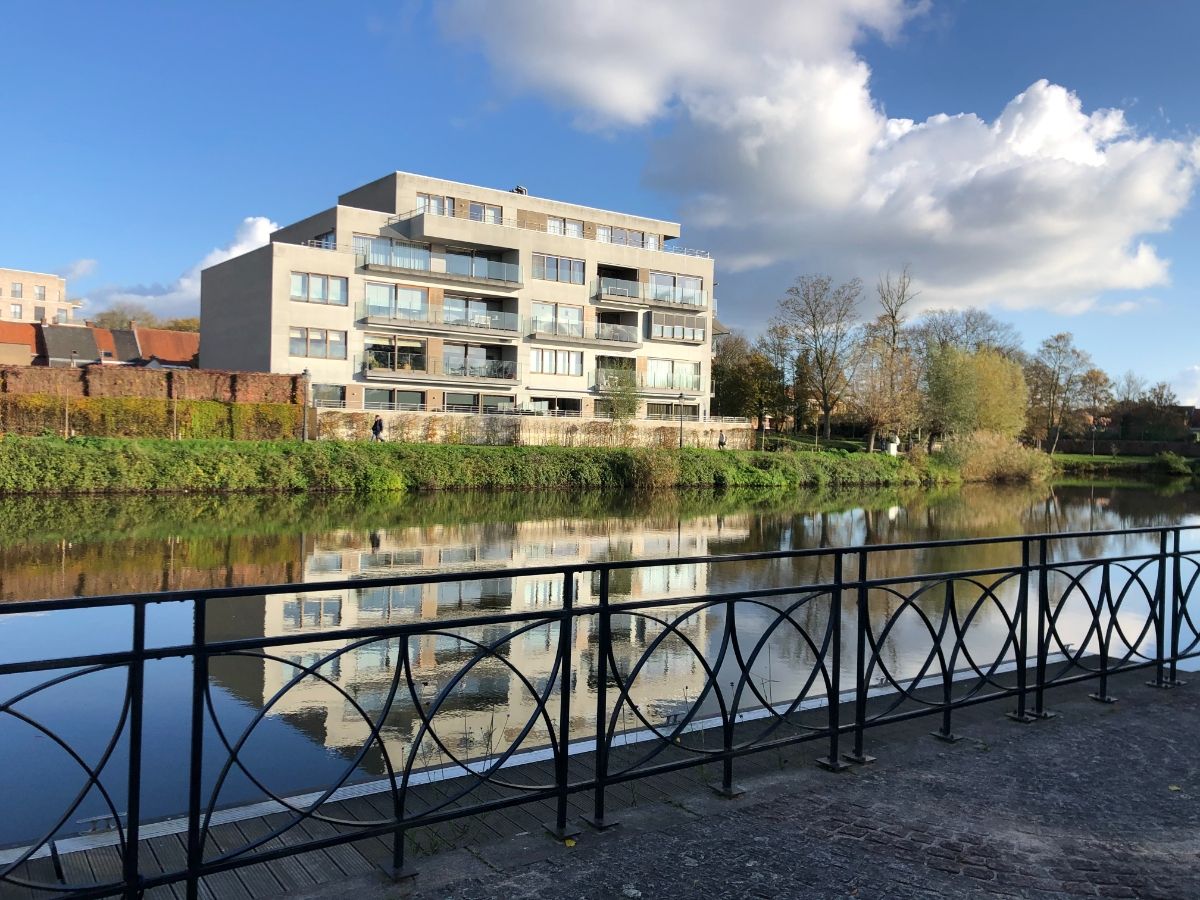 LUXE APPARTEMENT + zeer riant zongericht terras, dubbele garage & (wijn)kelder foto {{pictureIndex}}