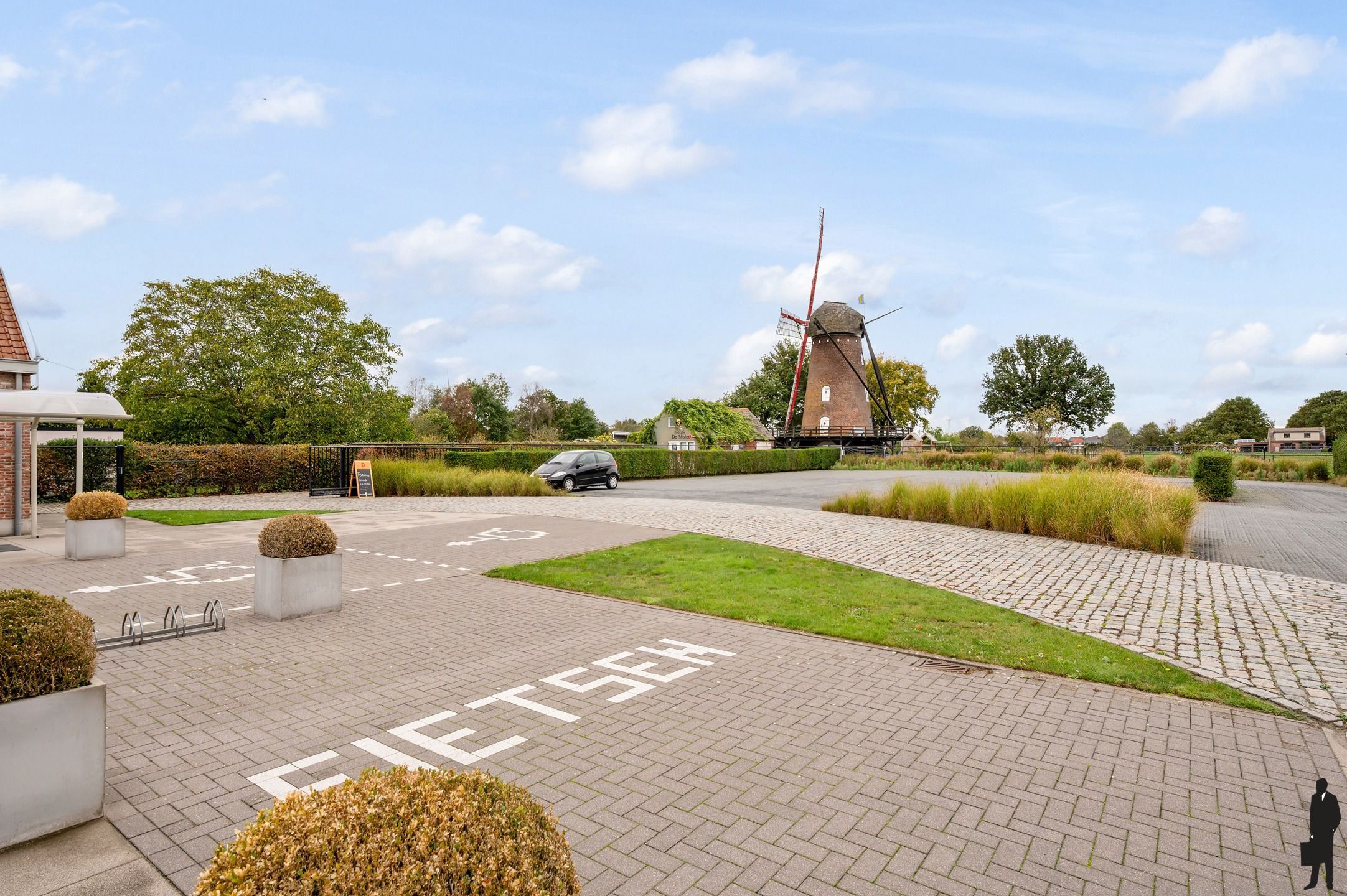 Polyvalent gebouw met 60 parkeerplaatsen en appartement! foto 23