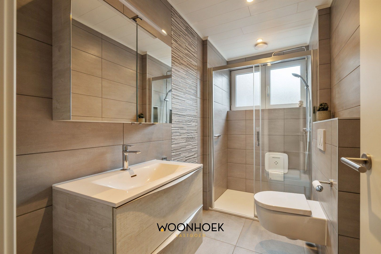 Halfopen bebouwing met 3 slaapkamers & zij-ingang.  foto 12