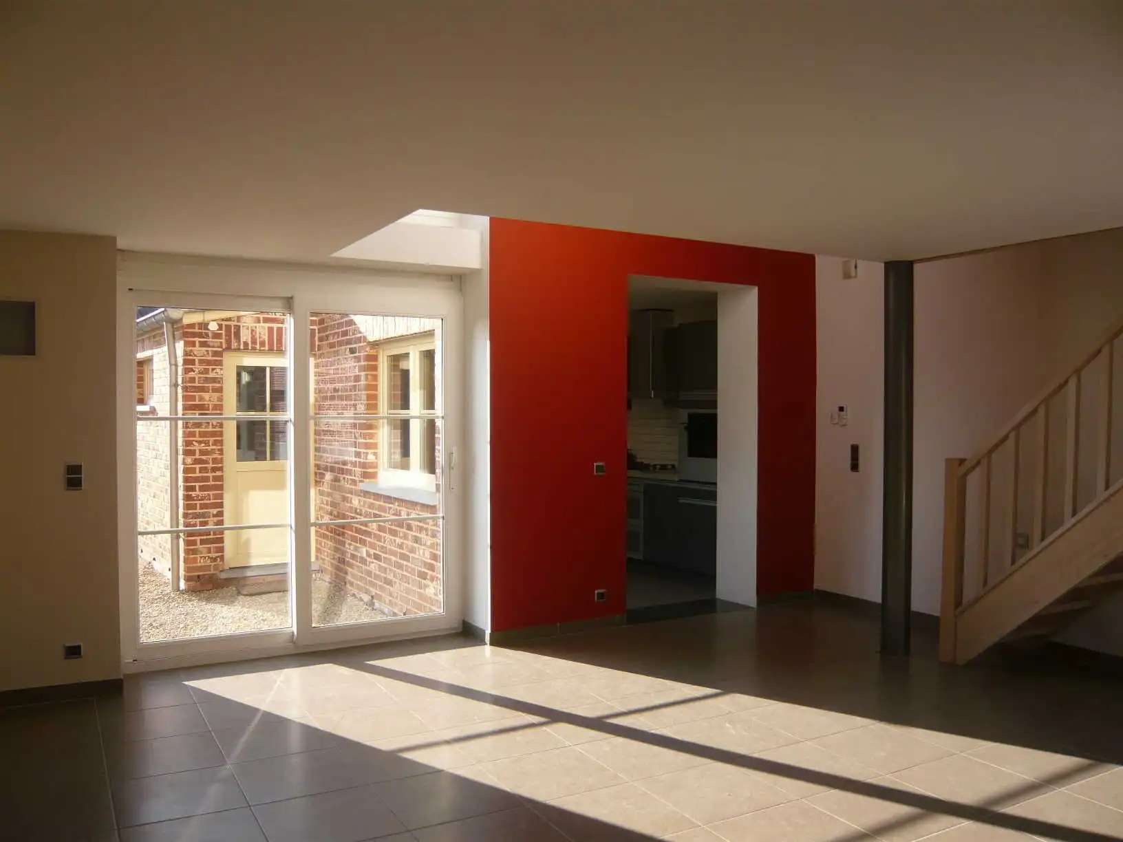 Mooie gerenoveerde vrijstaande woning met garage en achterliggend terrastuintje. foto 2