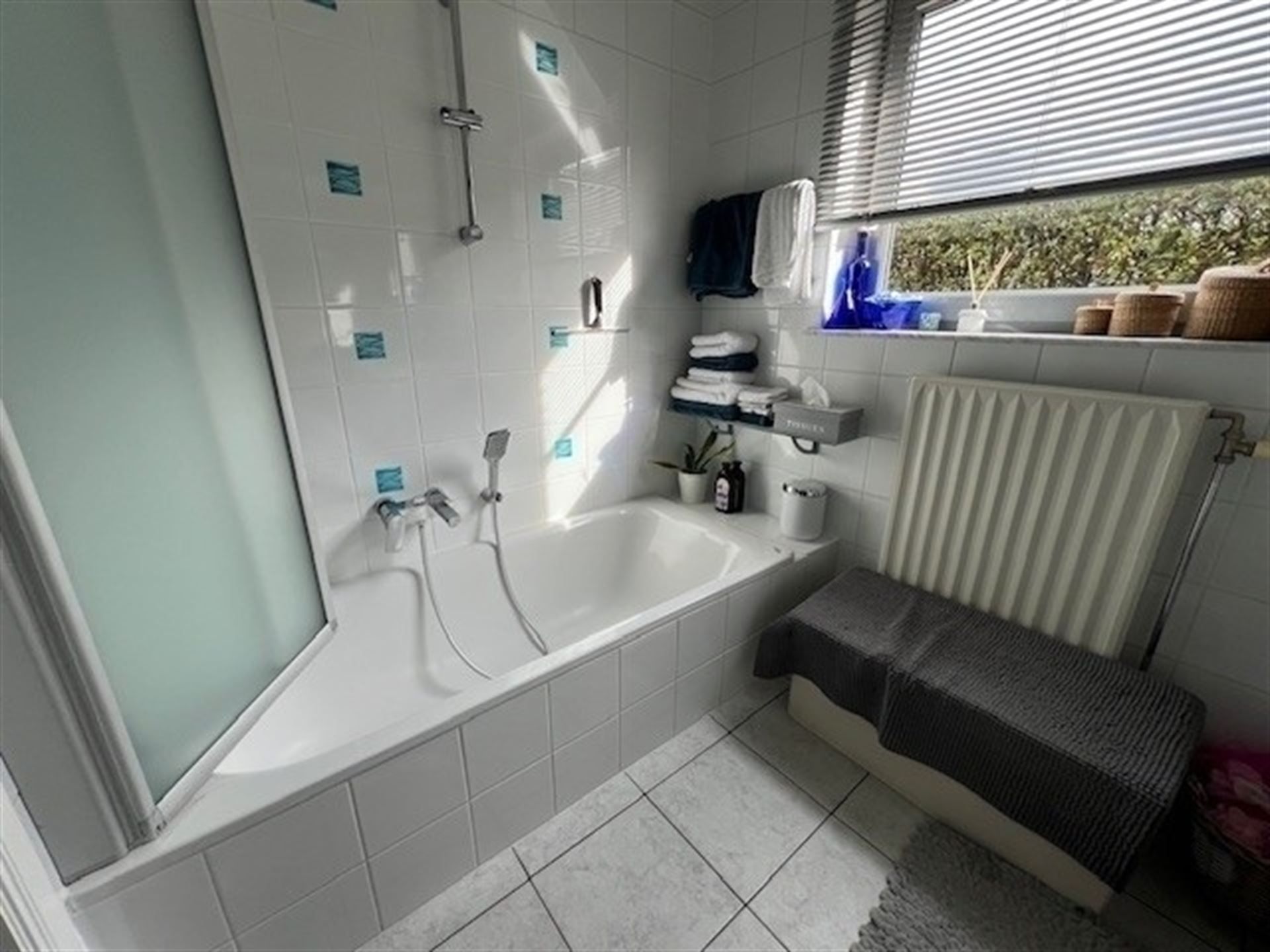 Stijlvol appartement met 2 slaapkamers en grote tuin! foto 14