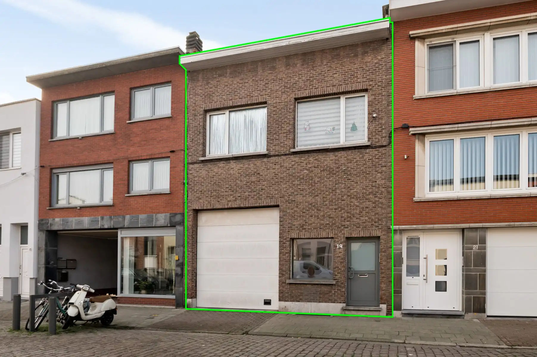Opbrengsteigendom met garages en appartement foto {{pictureIndex}}
