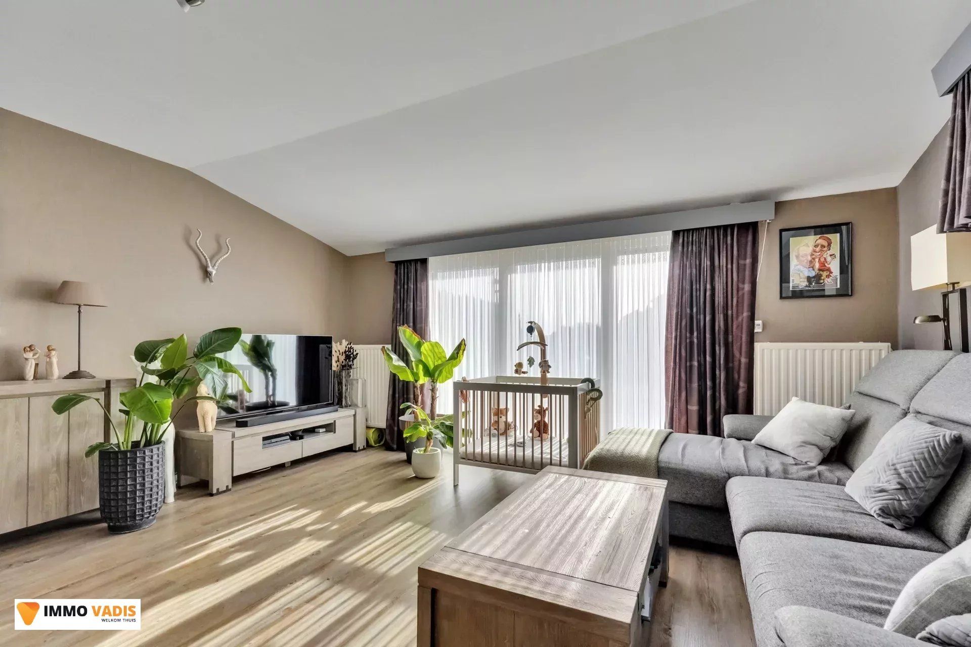 Uitstekend onderhouden HOB woning ,3slaapkamers en 2 garages foto 3