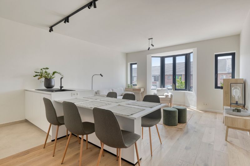 Stijlvol appartement te koop in hartje Zeveneken! foto {{pictureIndex}}