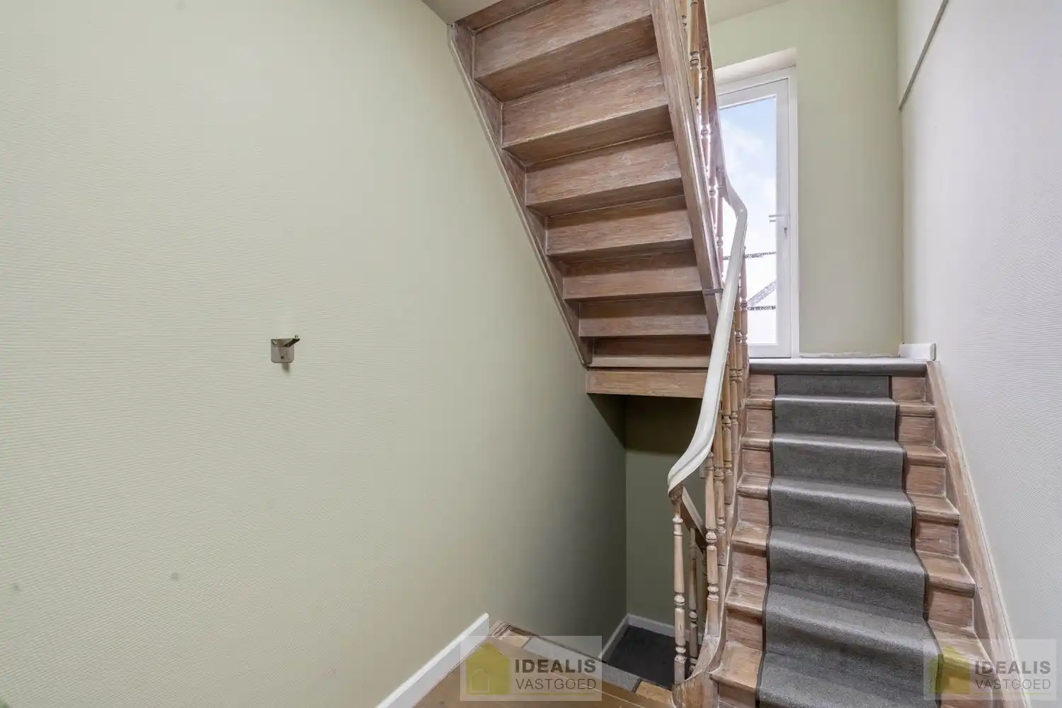 IDEALIS VASTGOED - Gerenoveerd duplex appartement gelegen op het Itterplein in het Brouwershof, kortom wonen op een unieke locatie in een pand met een rijke geschiedenis!! Dit ruime duplexappartement omvat maar liefst ca.155m² bewoonbare oppervlakte en voorzien van een ruime woonkamer met aansluitend keuken, badkamer voorzien van bad en douche, 3 slaapkamers en ruim dakterras. Uiterst geschikt voor kandidaten op zoek naar een instapklaar duplex appartement op een toplocatie midden in hartje Opitter, Bree! foto 19