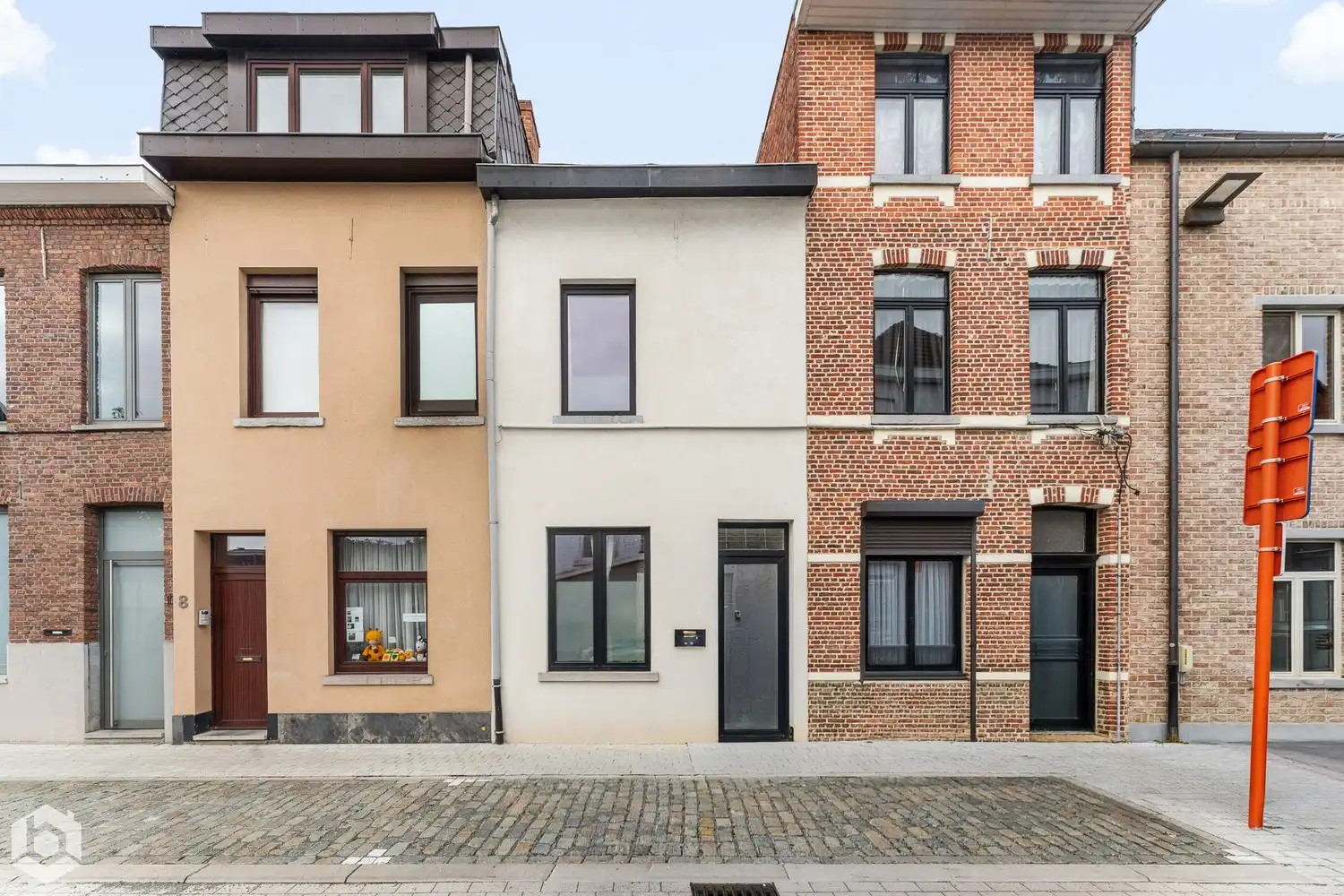 Recent gerenoveerde woning met 3 slpkrs en garagebox foto {{pictureIndex}}