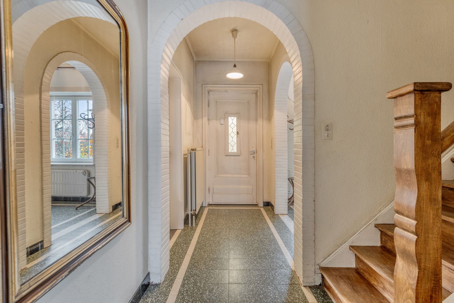 ZEER CHARMANTE WONING MET 4 SLAAPKAMERS, TUIN EN GARAGE TE DIEST! foto 3