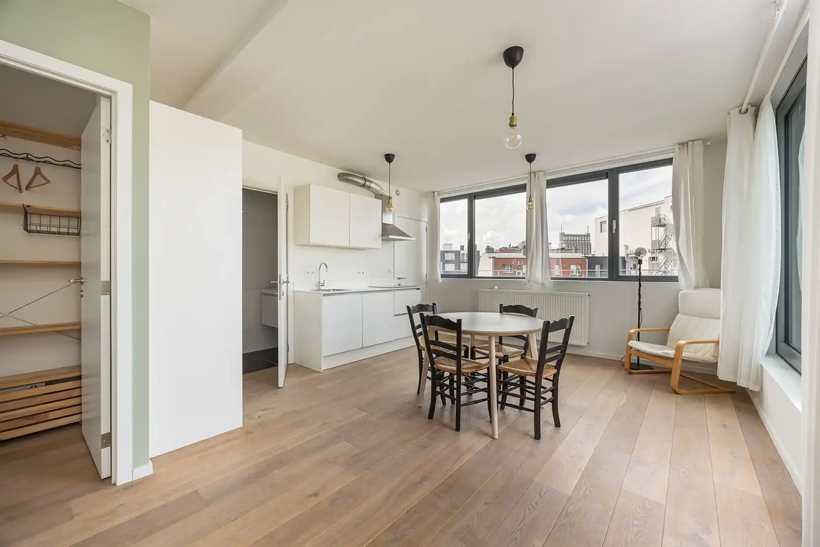 TOPLIGGING in het hart van de stad!! Studio-appartement mét terras! foto 4