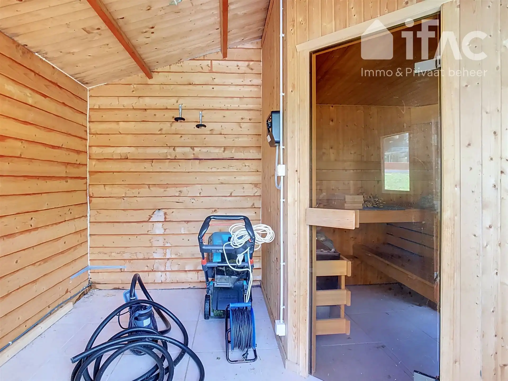 Bungalow met garage en tuin foto 25