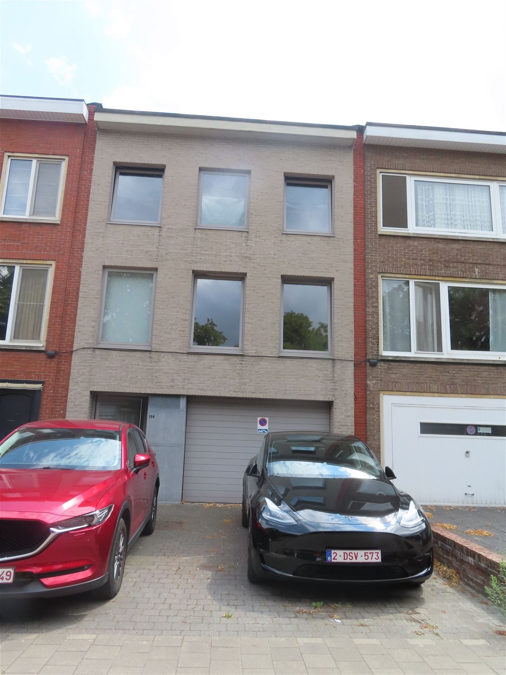 Ideale familie woning met 3 slaapkamers, bureau, tuin, garage en dubbele parkeerplaats in residentieel Wilrijk! foto {{pictureIndex}}