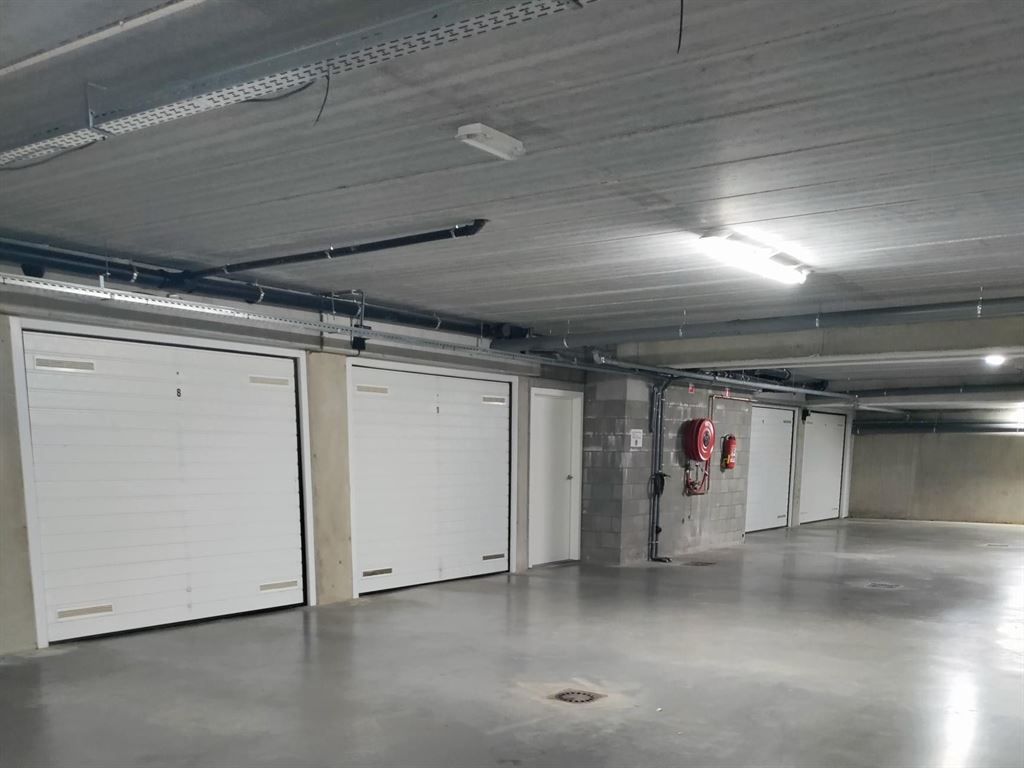 Parking/garage/box foto {{pictureIndex}}