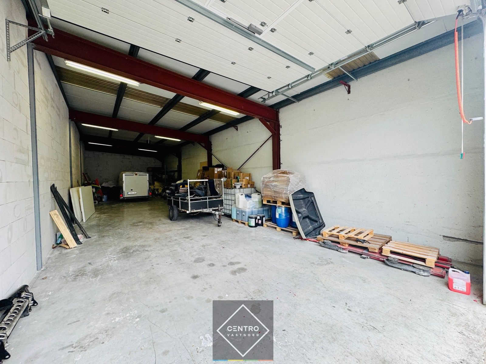 Geïsoleerd MAGAZIJN (± 120m²)  met parkeergelegenheid voor de deur. Op ambachtelijke zone te Blankenberge. foto 3