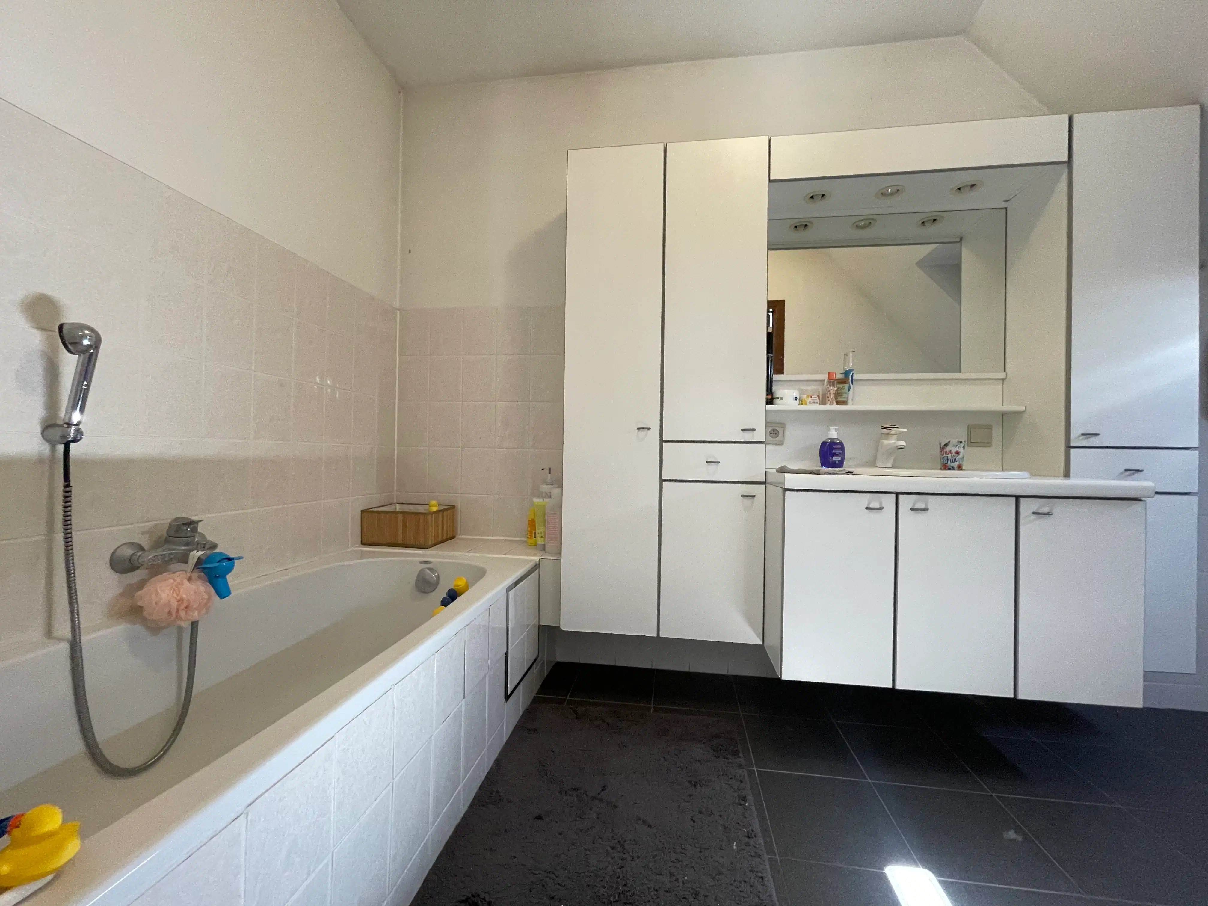 Aangename rijwoning met 3 slpk, nette tuin en 2 garages. foto 6