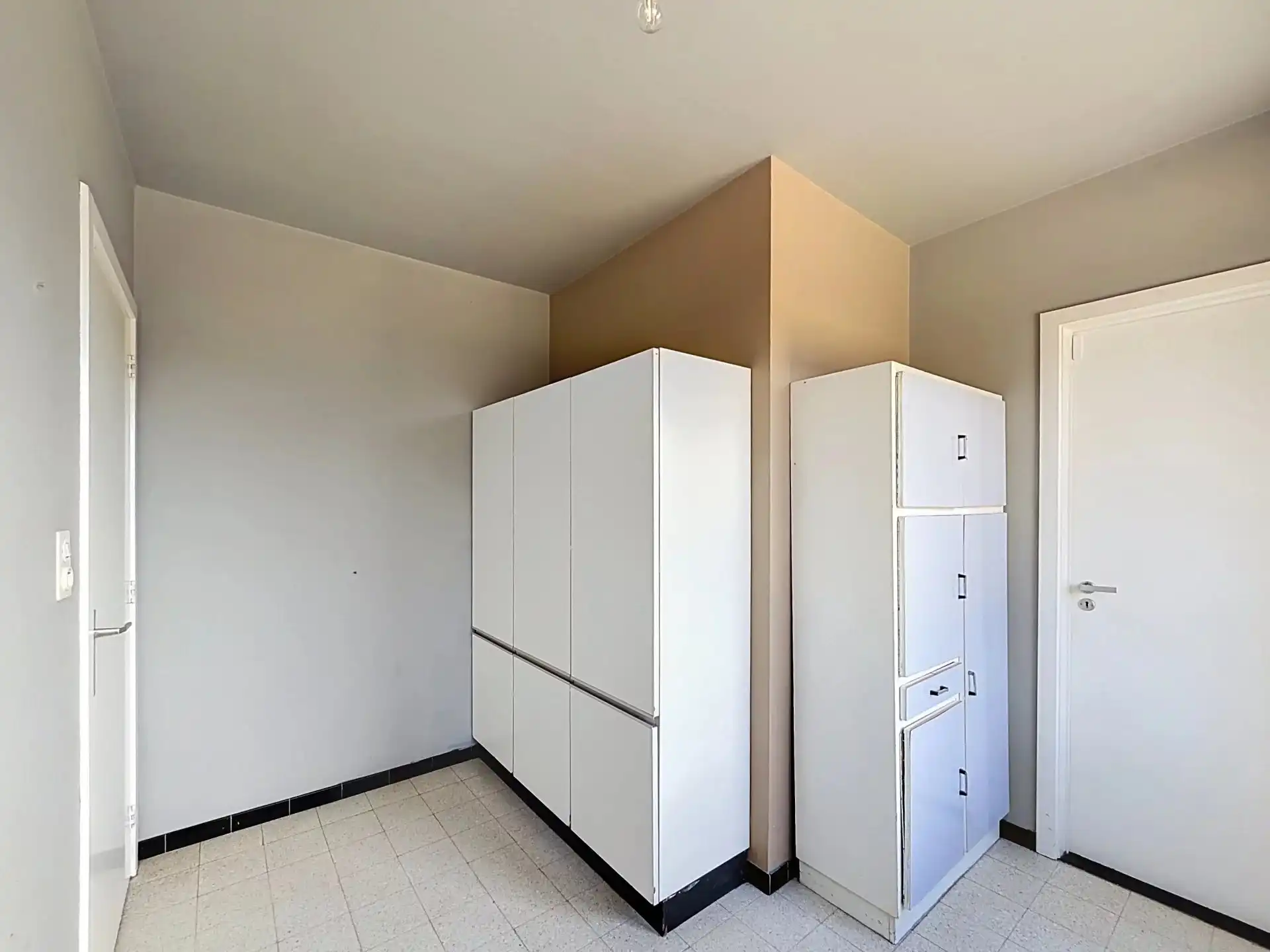 Te renoveren gelijkvloerse woning met 3 slaapkamers op een ruim perceel. foto 13