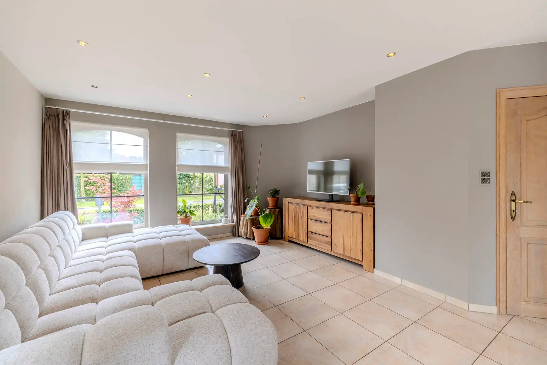 Ruime gezinswoning met garage en tuin op 557m2 grond foto 3