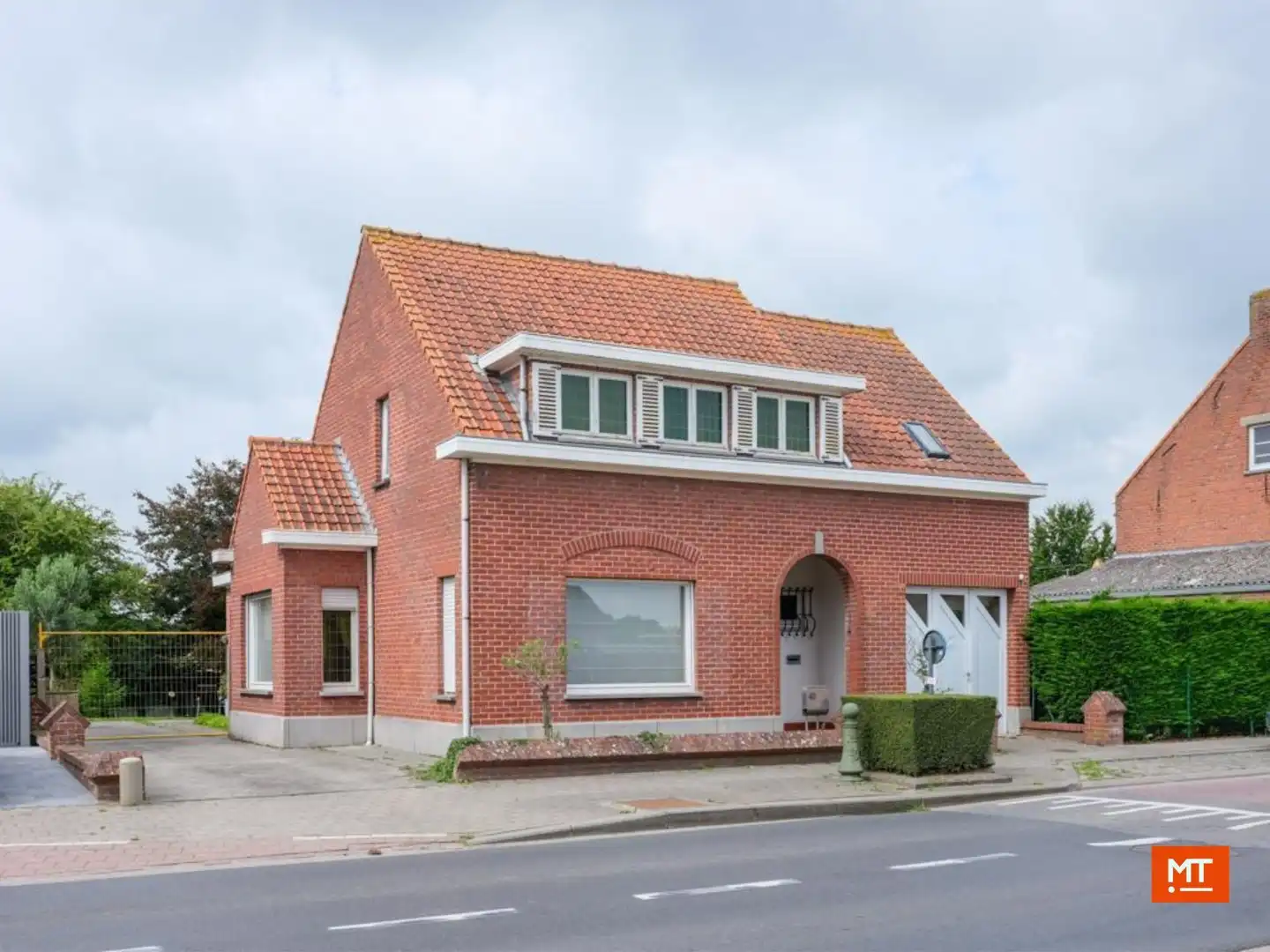 Alleenstaande woning met 3 slaapkamers (4 mogelijk), garage en tuin (ZW) te koop in Langemark foto {{pictureIndex}}