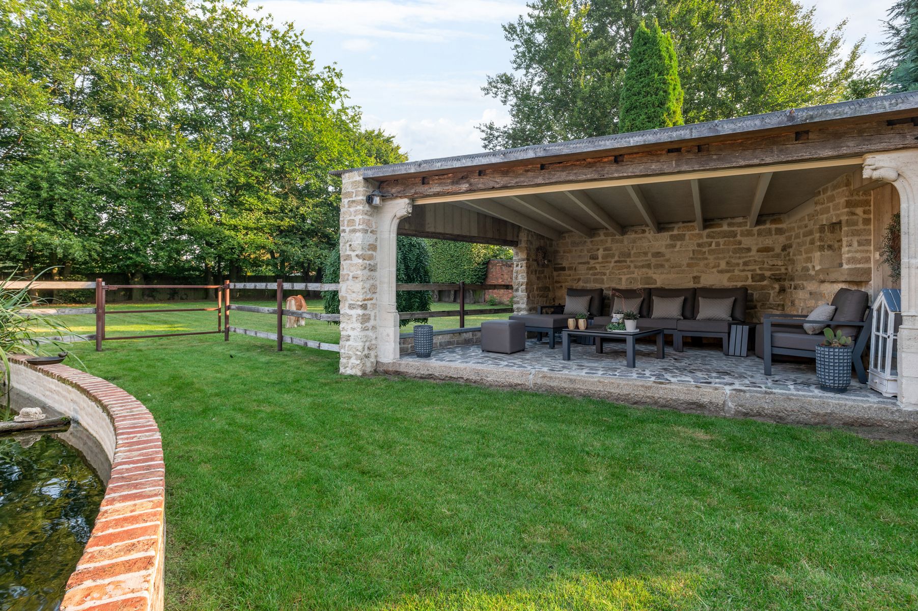 Gerenoveerde hoevewoning met praktijk en paardenstallen.  foto 46