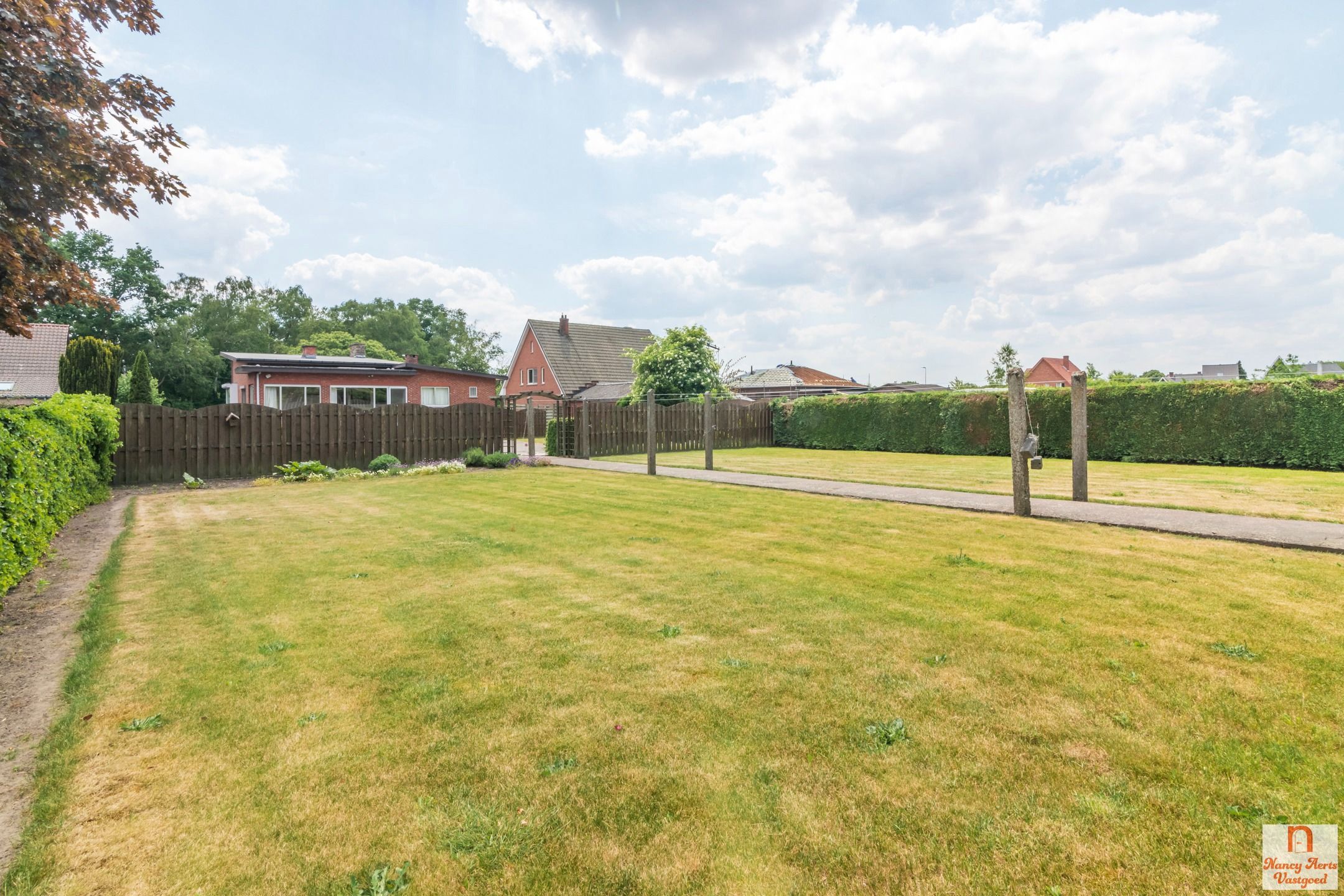 Vrijstaande, goed onderhouden woning op 20 are grond foto 24