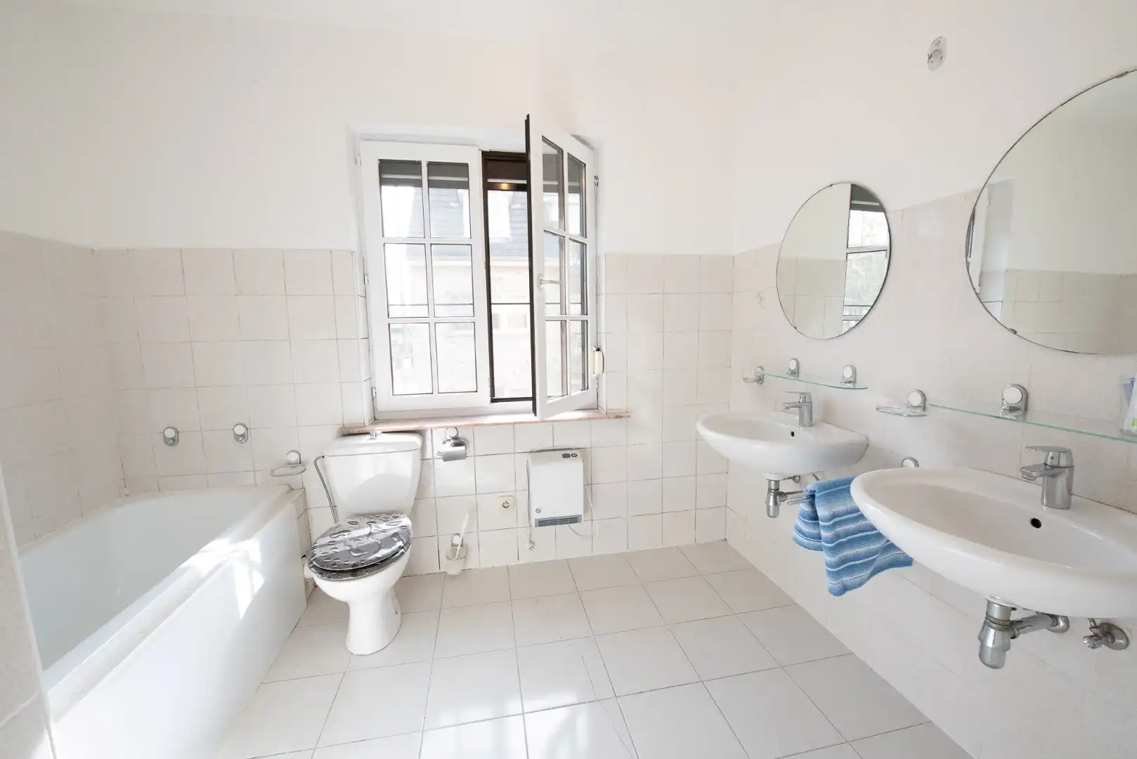 Instapklare woning met tuin en 2 garages in Oeselgem. foto 10