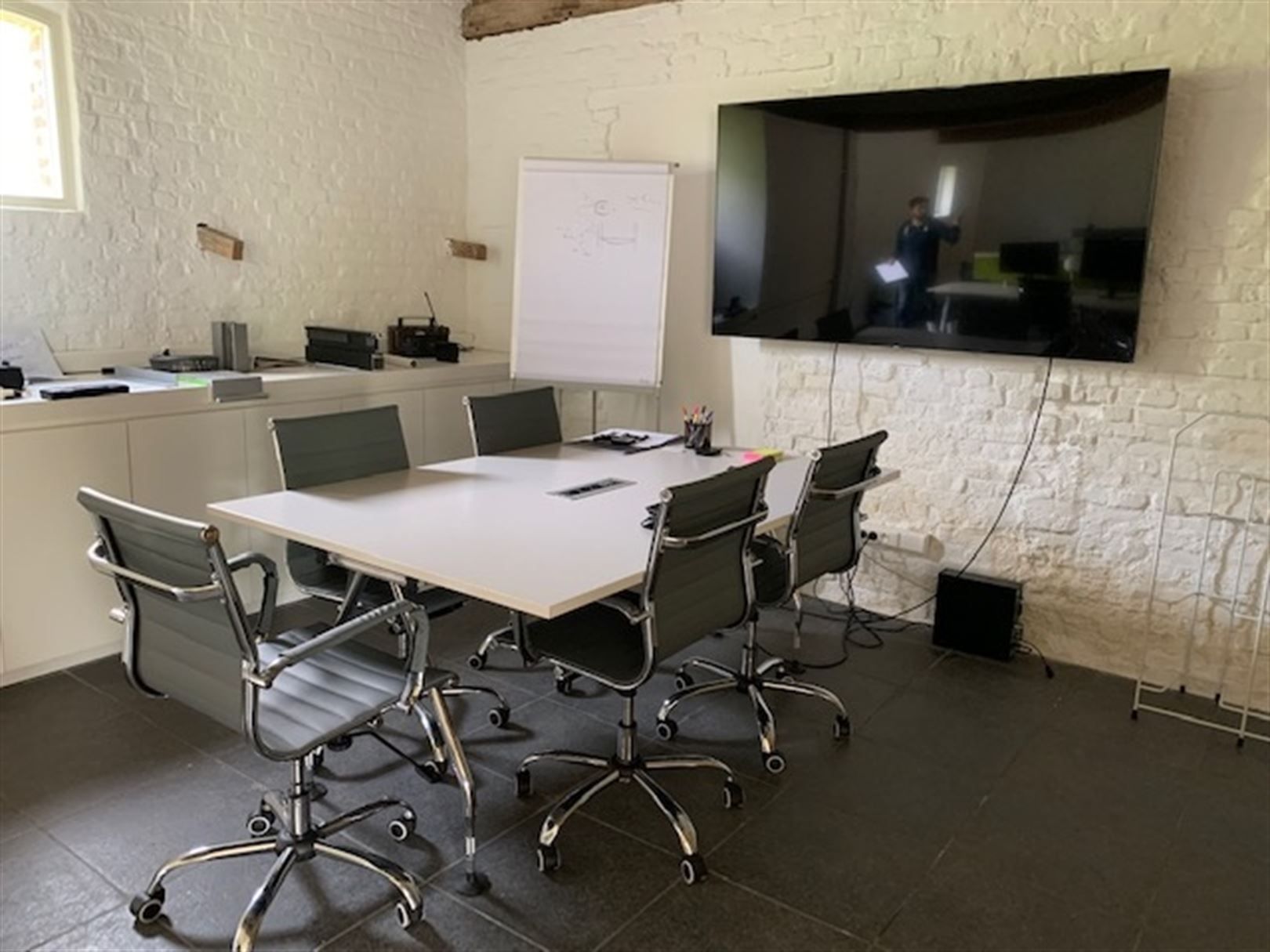 Karaktervolle kantoren in gerenoveerde hoeve vlakbij R4 foto 8