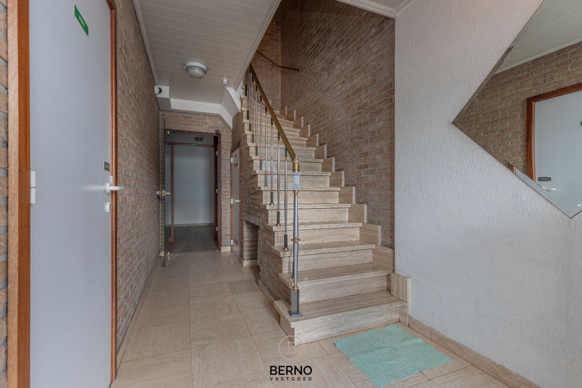 Building met praktijkruimte en 2 appartementen op commerciële locatie foto 2