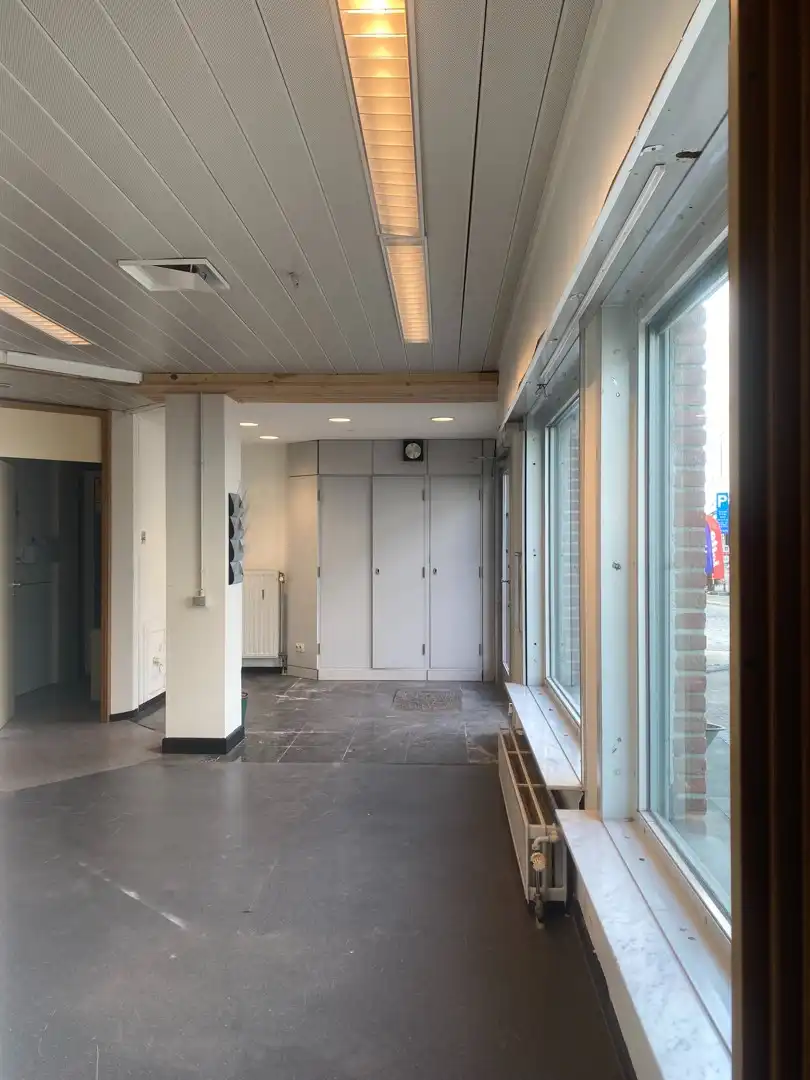 Handelshuis met uitzonderlijk veel ruimte voor kantoor, praktijk of commerciële activiteiten en een ruime bovenliggende woonst in Adegem-dorp foto 3