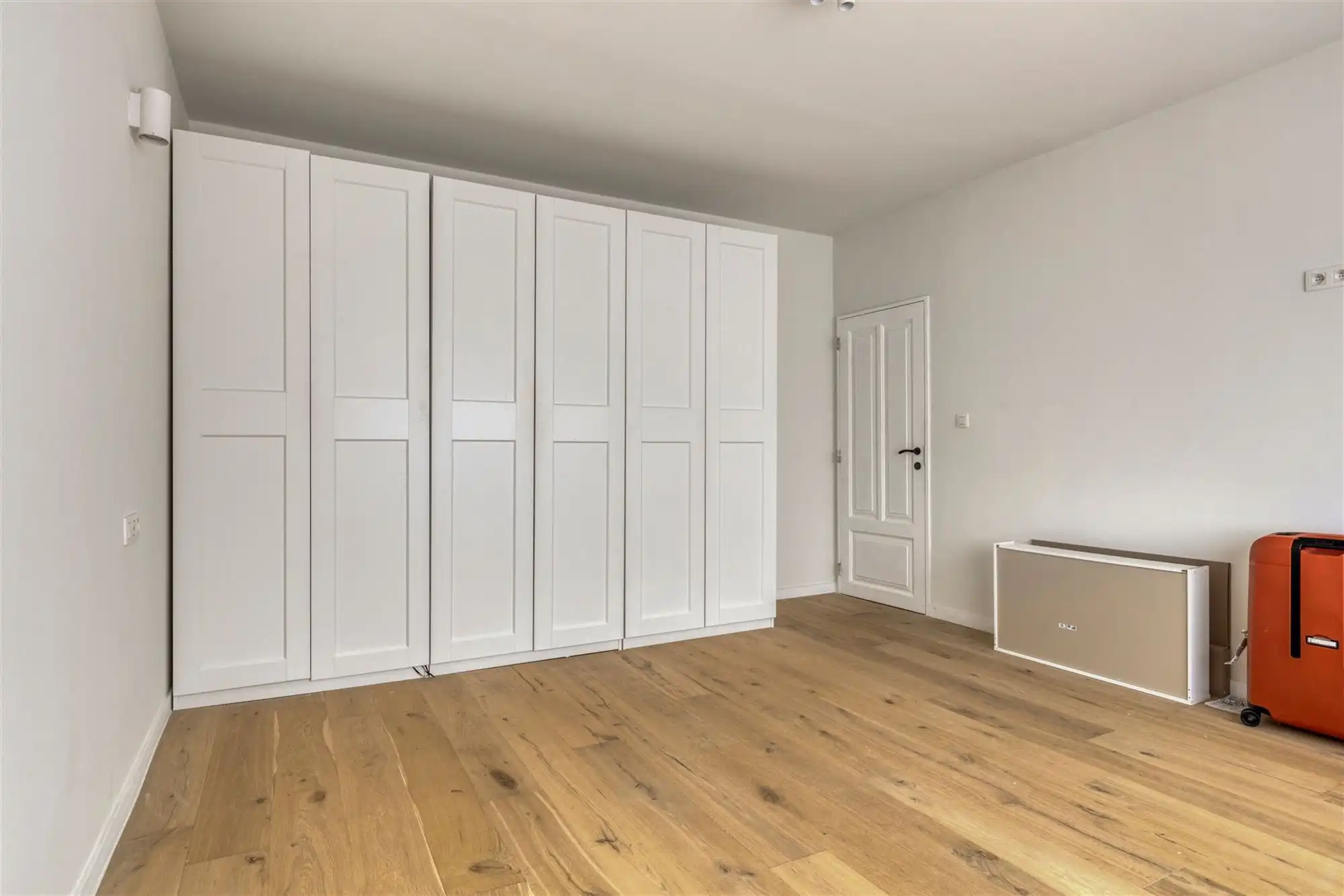 Karaktervolle halfopen bebouwing in rustige woonwijk foto 15