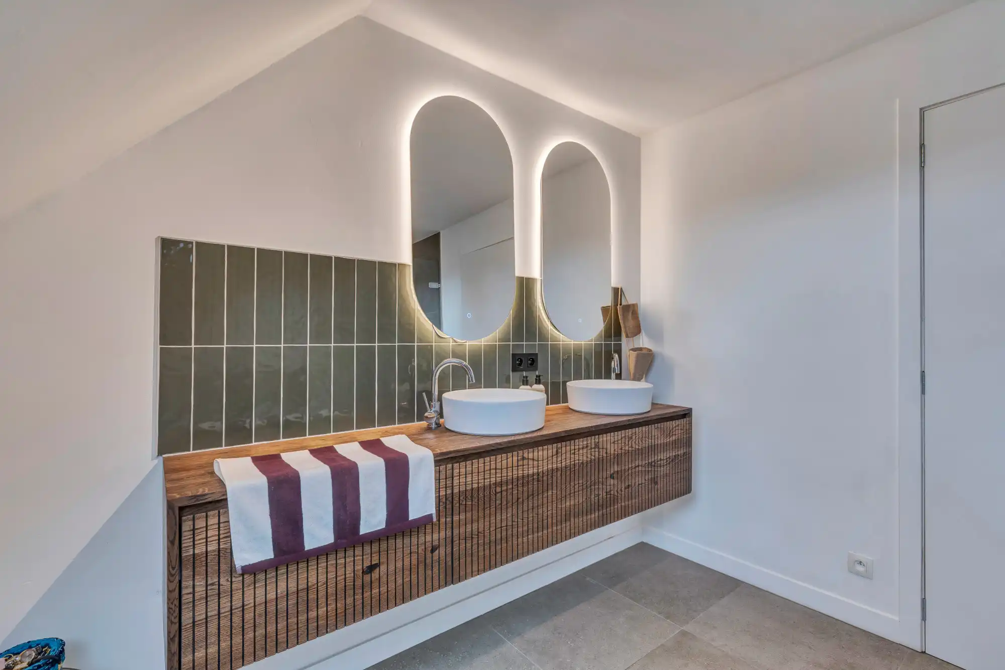 Woning met zwembad en zonnepanelen op toplocatie foto 18