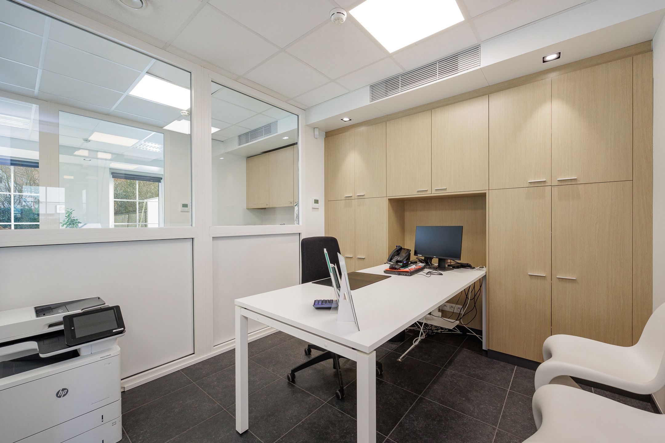 Kantoor 95 m² + tuin en 2 autostaanplaatsen op top locatie foto 9