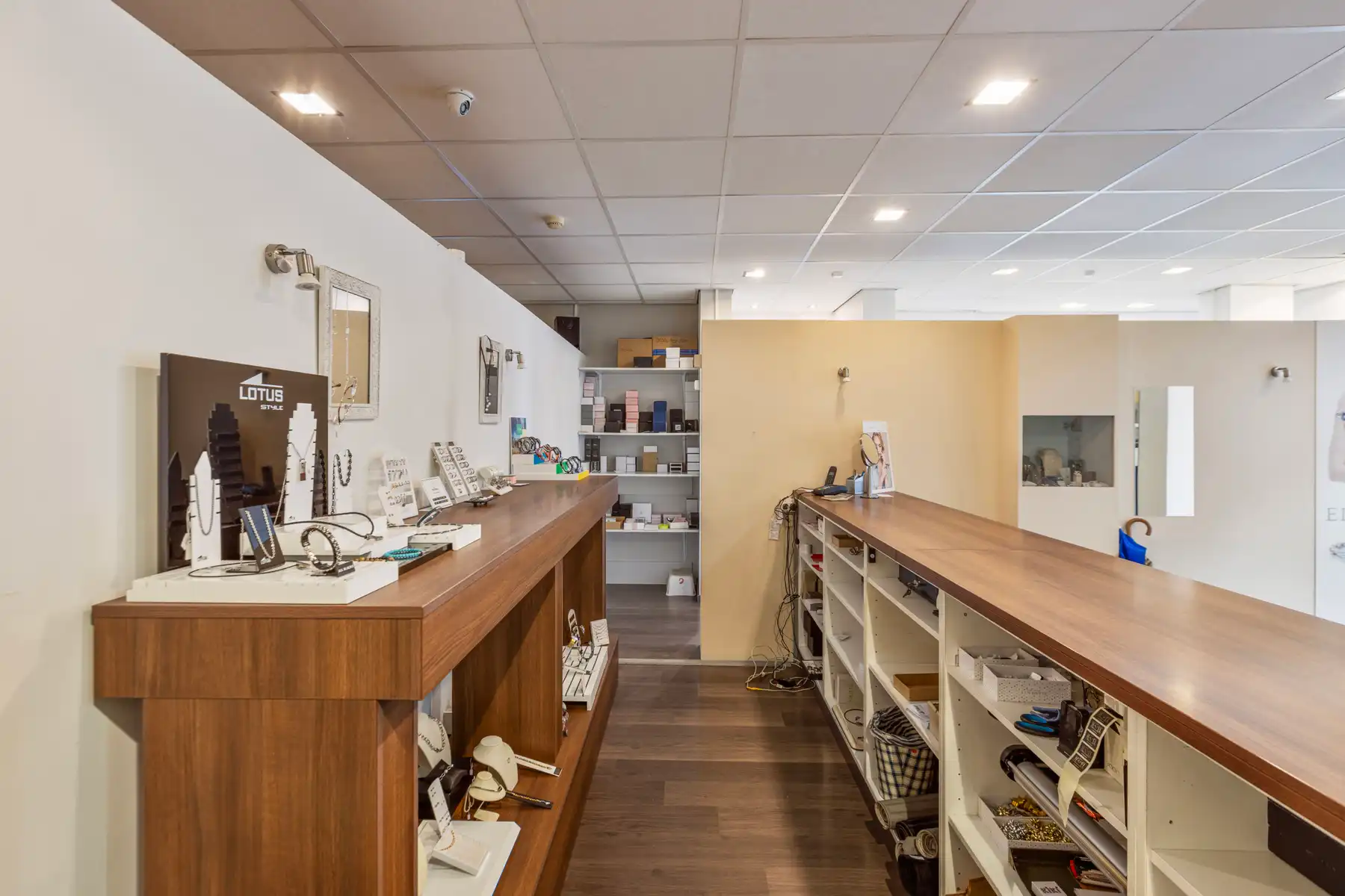 Handelszaak en ruime woning (4 slpk.) in hartje Maaseik.  foto 5