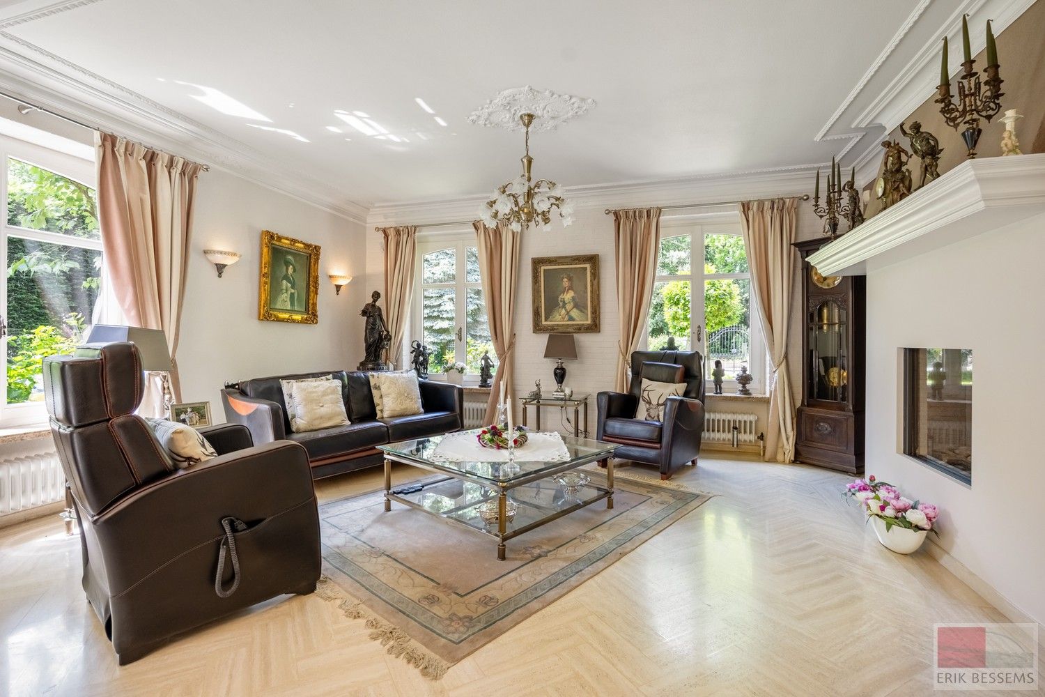 Ruime vrijstaande villa gebouwd in 1989, 365m² woonoppervlakte foto 4