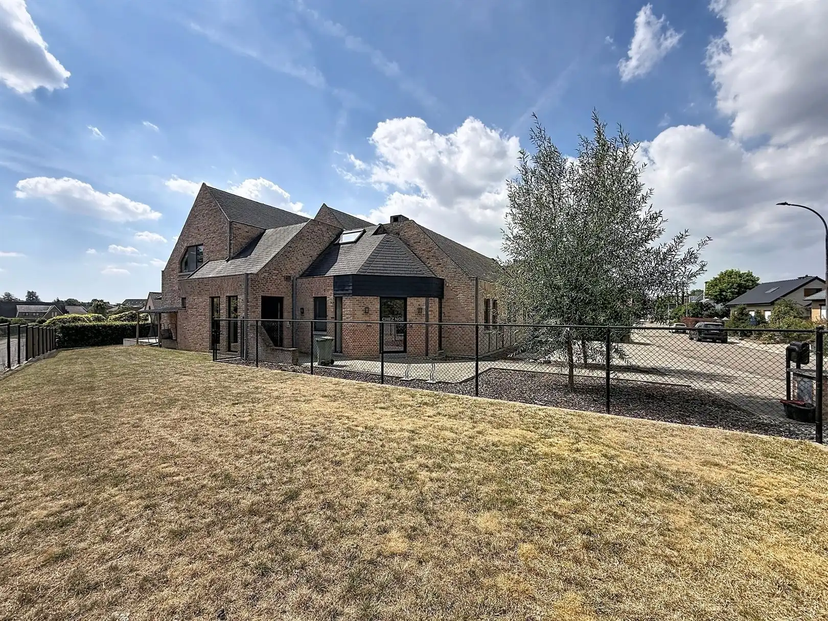 Huis met praktijkruimte, 4 slpks,  2 bdks, 10a 34ca foto 2