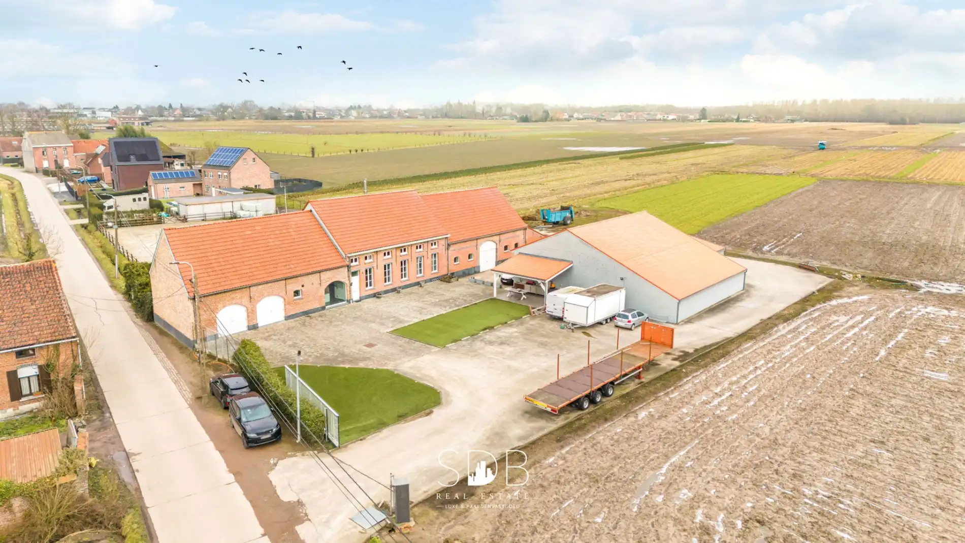 Prachtige villa in hoevestijl met bijgebouwen en graslanden op 89.070m² foto 2