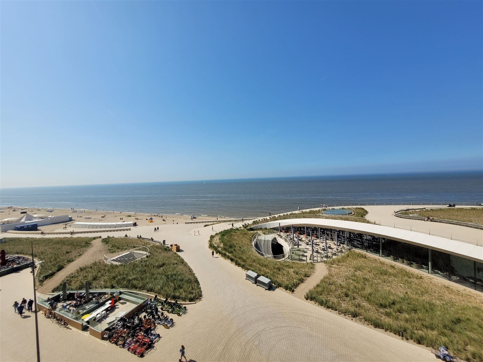 Gemeubelde studio met prachtig zicht op de zee en het casino foto 8