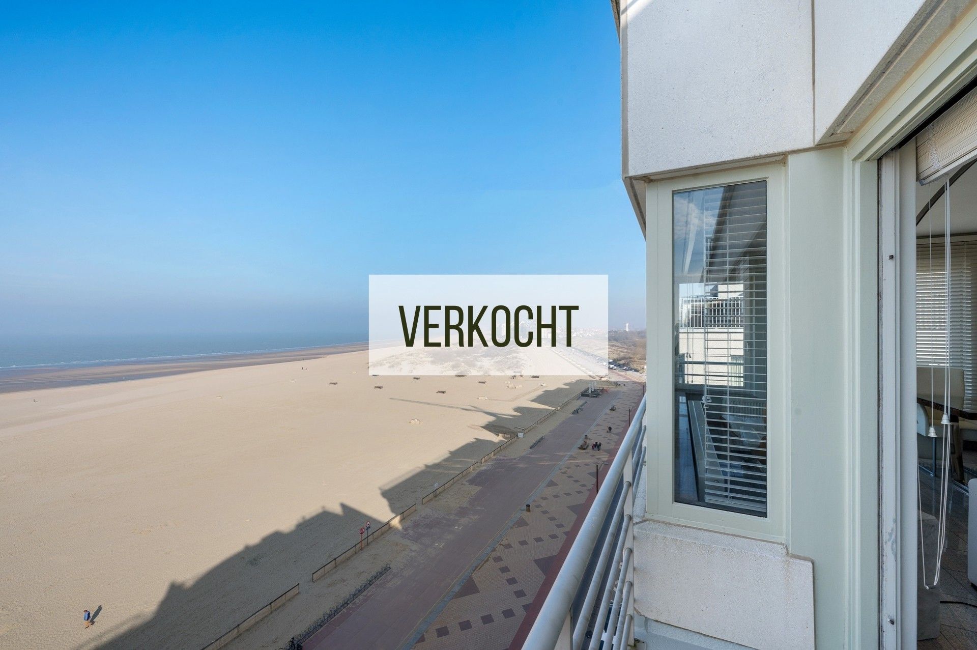 Lichtrijk hoekappartement met groot zuid gericht terras en adembenemend zeezicht foto {{pictureIndex}}