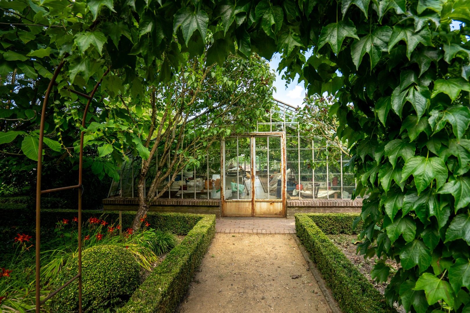 Riante karaktervolle villa met parktuin op ruim 1 hectare foto 24