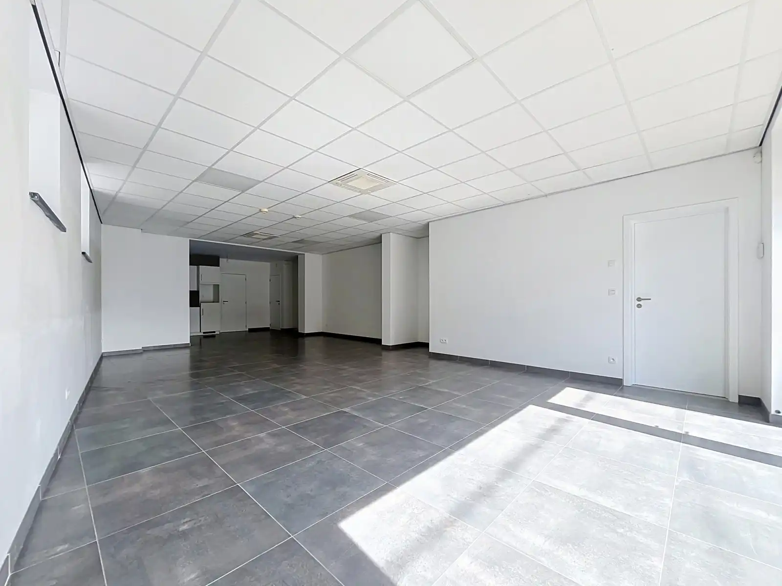 Handelspand te huur nabij het centrum van Tienen foto 5