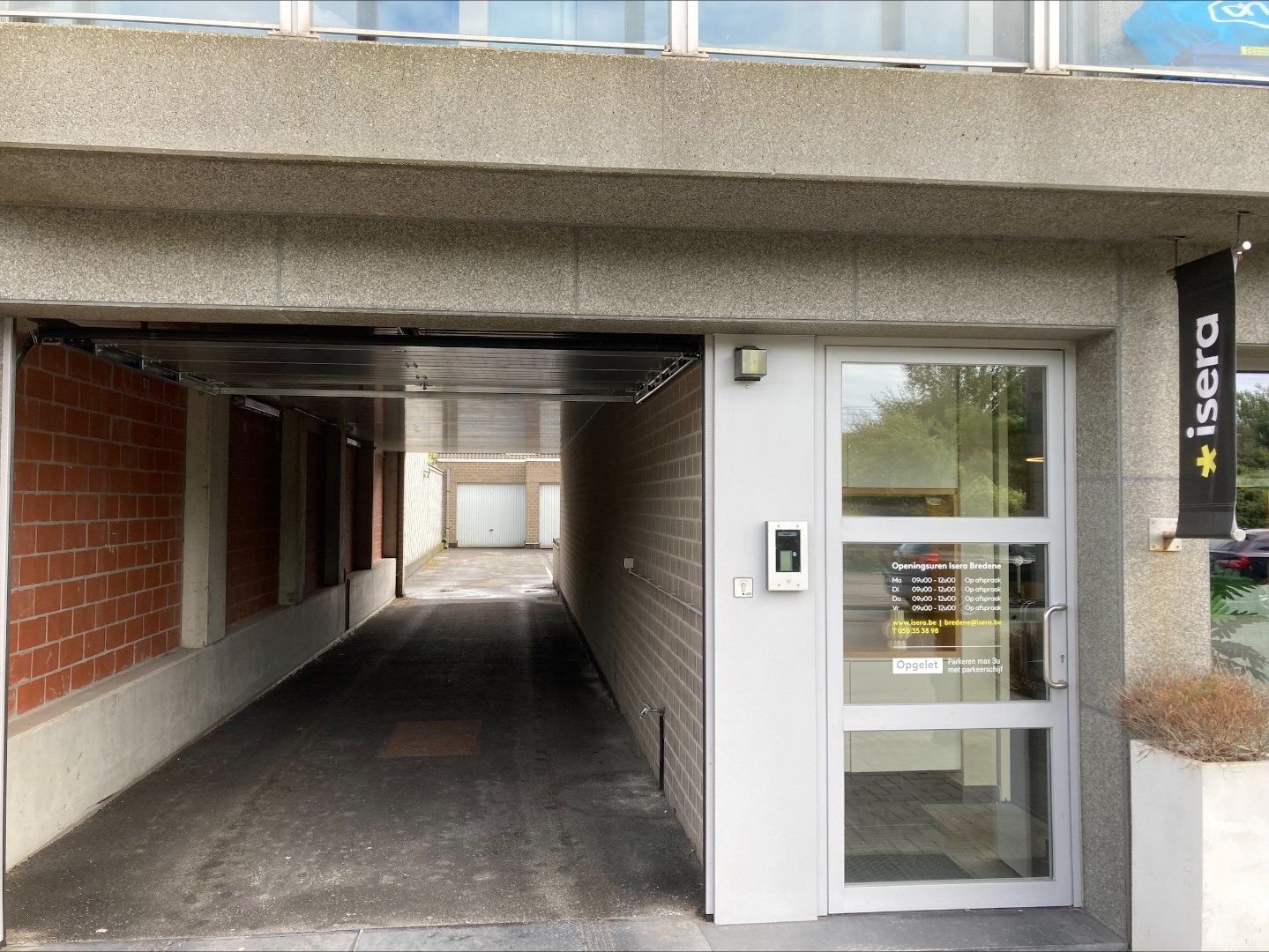 Afgesloten garagebox te Bredene foto {{pictureIndex}}