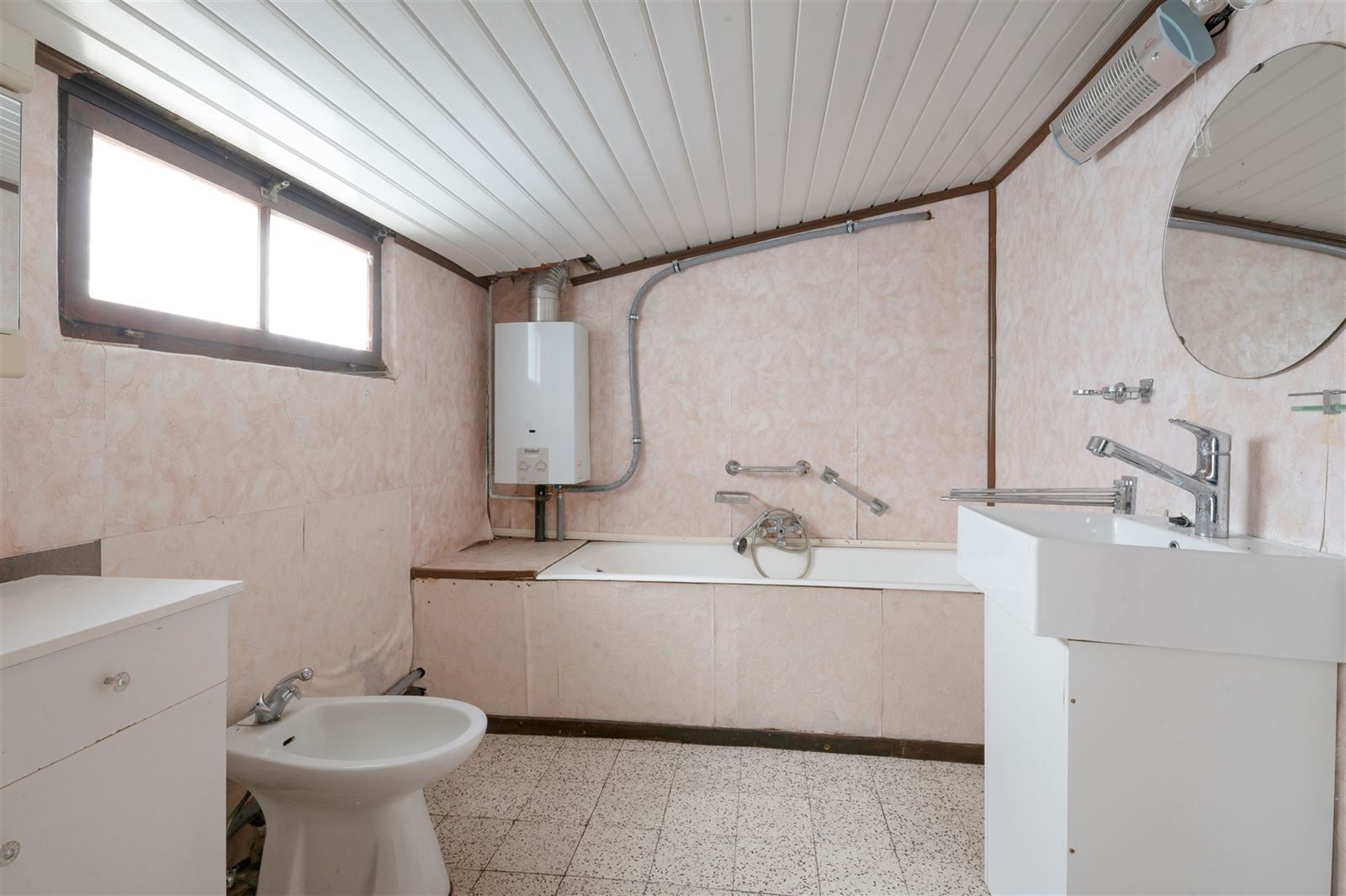 Volledig te renoveren woning met tuin en extra weide met garage foto 7